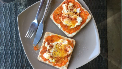 Tartine de poivronade avec œuf poché