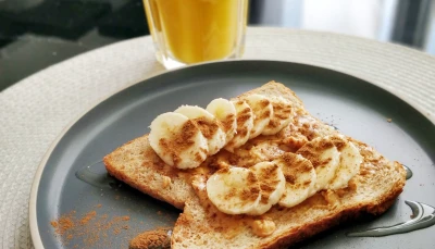 Tartine gourmande banane cacahuète