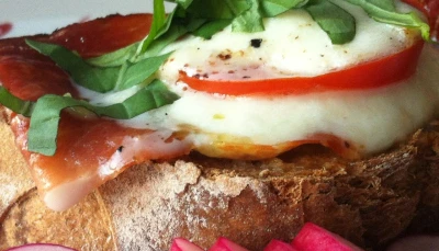 Tartine jambon de pays, mozza et tomate