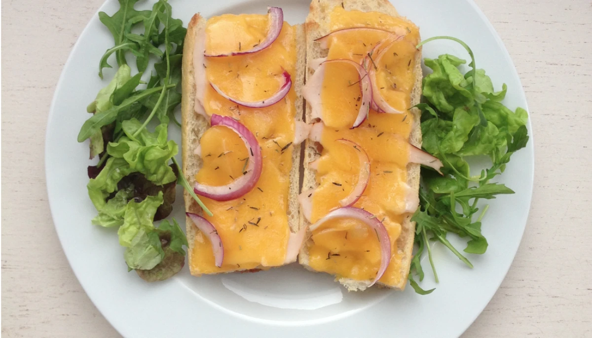 Tartines au cheddar et blanc de dinde fumé