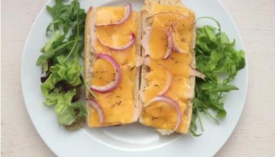 Tartines au cheddar et blanc de dinde fumé
