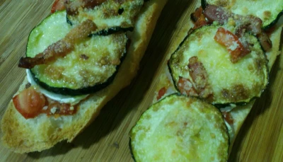 Tartines de courgettes, mozza et lardons