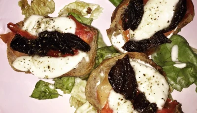 Tartines pruneaux mozza