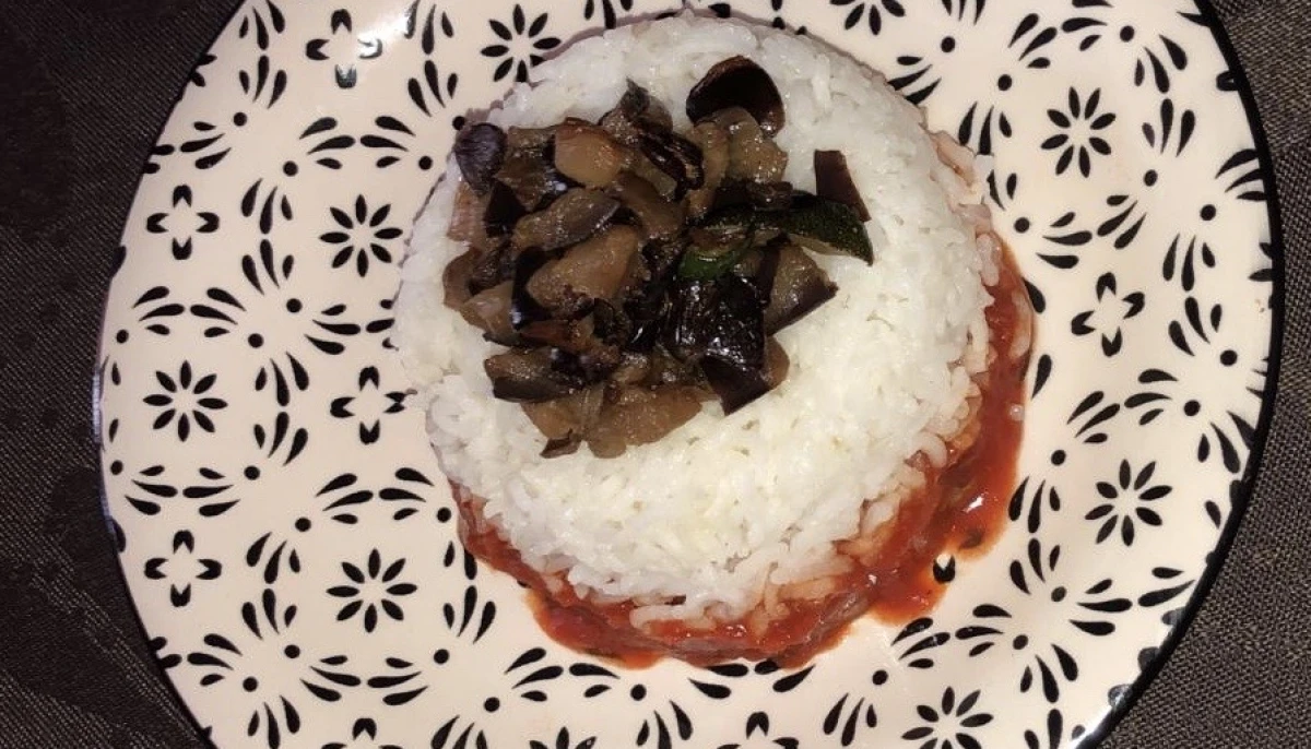 Timbale de riz et aubergine à la sauce tomate