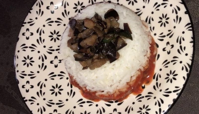 Timbale de riz et aubergine à la sauce tomate