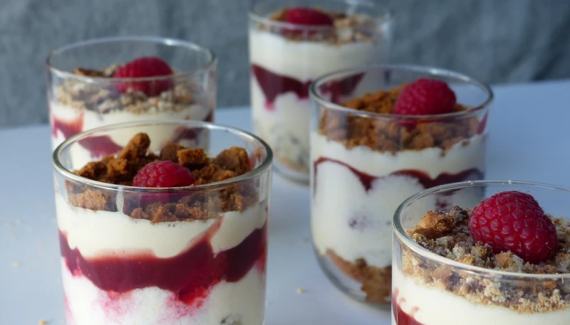 Tiramisu aux framboises et biscuits