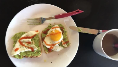 Toast à l'avocat, oeuf et siracha