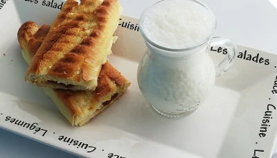 Toast au Sucuk (saucisse épicée Turc)