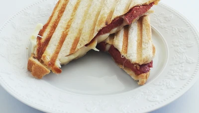 Toast turc au sucuk et kaşar