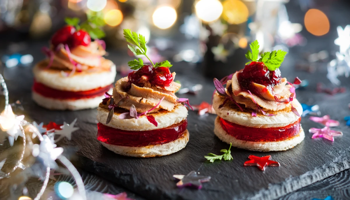 Toasts à la gelée de tomates et foie gras