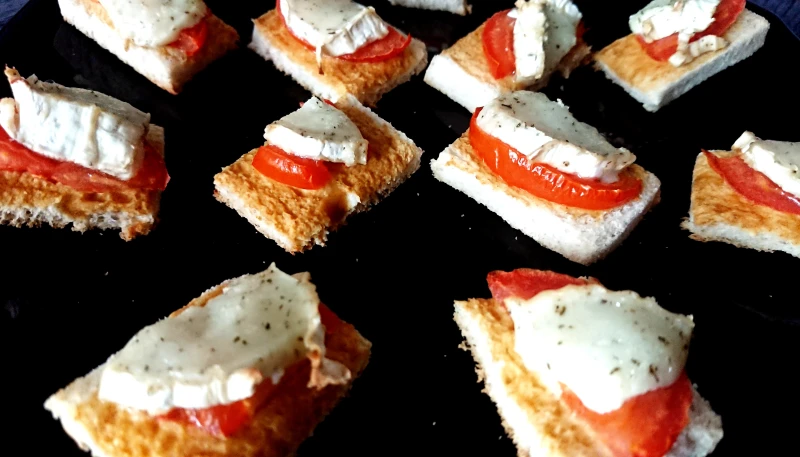 Toasts apéritifs au chèvre persillé