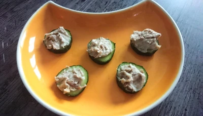 Toasts apéritifs rillette/concombre