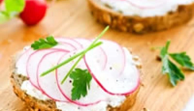 Toasts au radis et au fromage frais