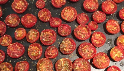 Tomates cerise confites au four