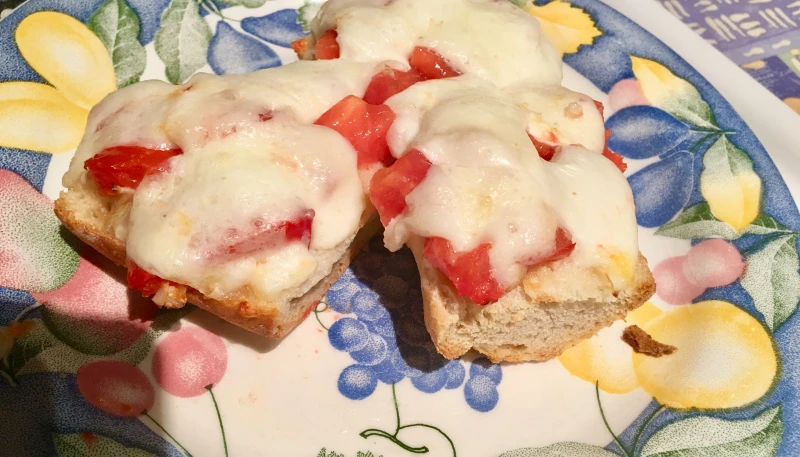Tomates mozzarella pain au four