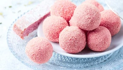 Truffes au chocolat blanc et biscuits roses