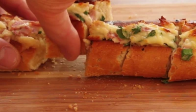 Une vieille baguette et met 4 oeufs