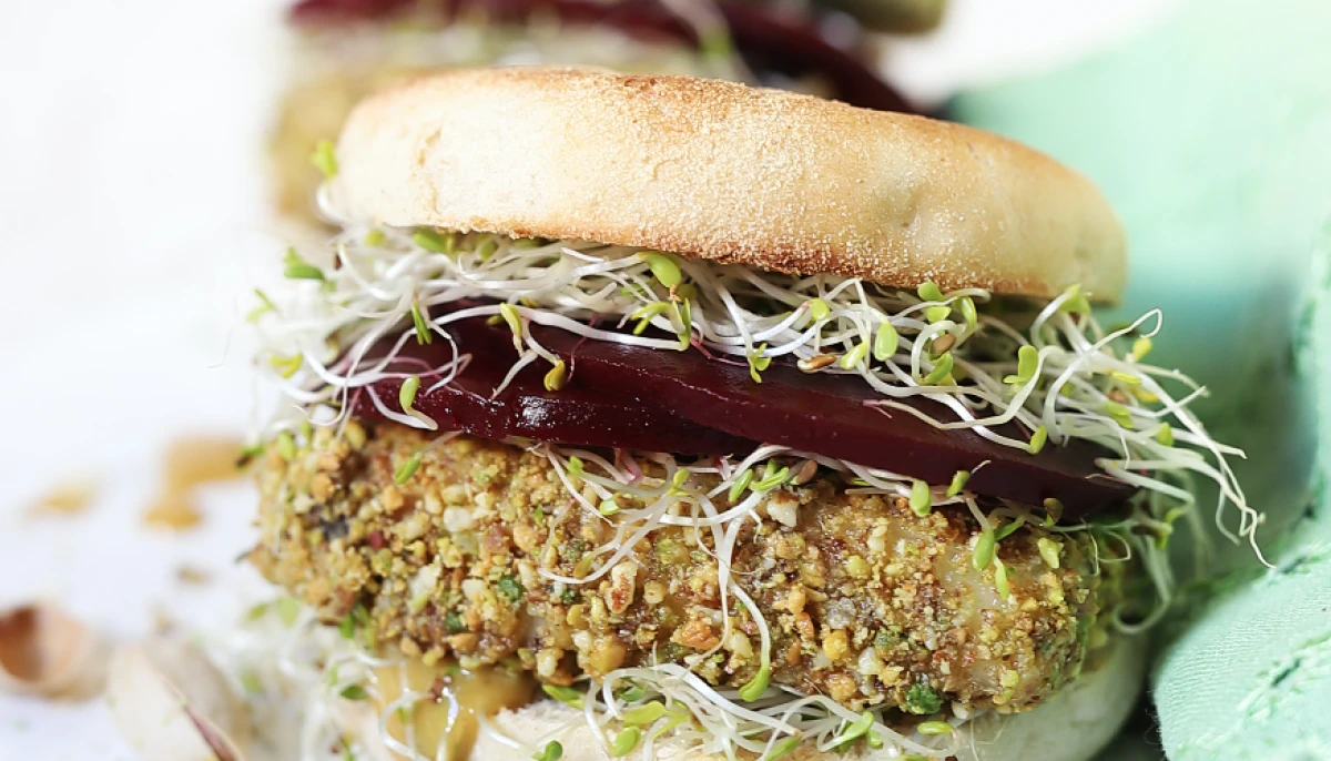 VEGGIE BURGER AU HALLOUMI PANÉ À LA PISTACHE