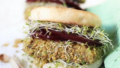 VEGGIE BURGER AU HALLOUMI PANÉ À LA PISTACHE