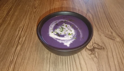 Velouté de chou rouge et noisette de crème
