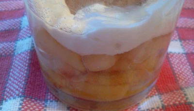 Verre de pommes, petit suisse et son biscuit