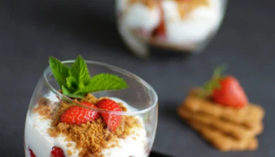 Verrines fraises, yaourt et spéculoos