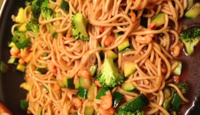 Wok de nouilles chinoises aux légumes