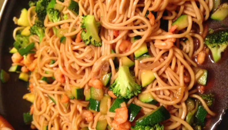 Wok de nouilles chinoises aux légumes