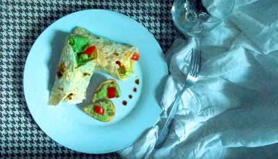 Wrap au curry, purée d'avocat et blanc de dinde.
