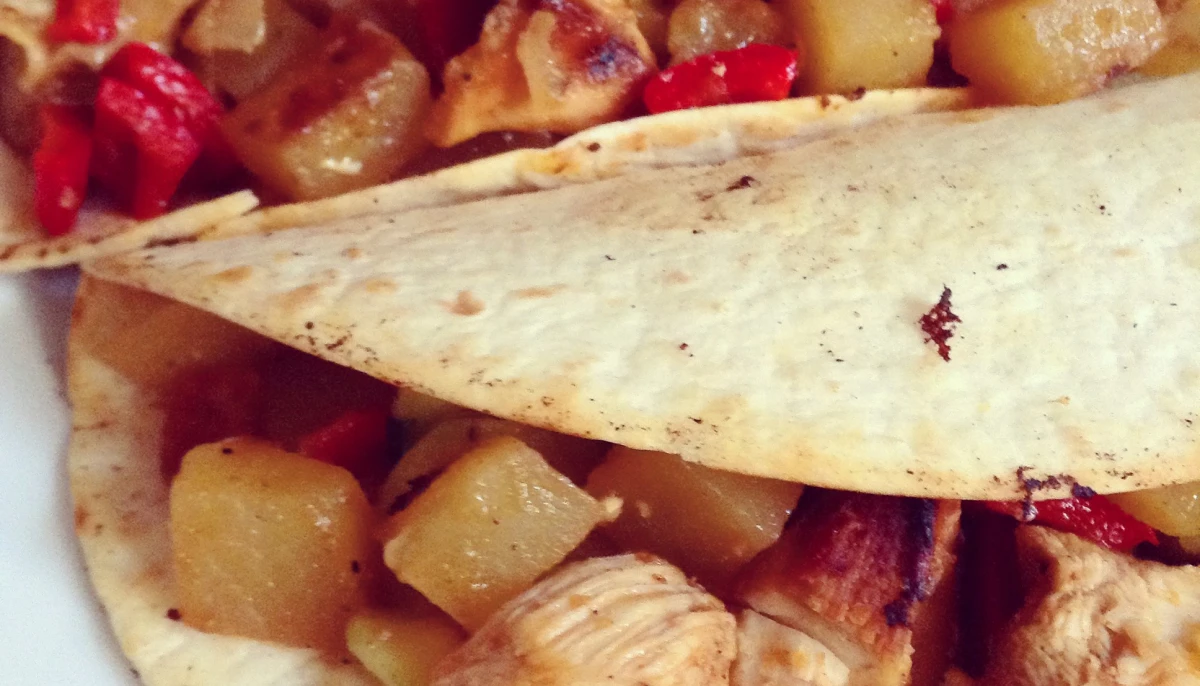 Wrap pommes de terre, légumes et poulet.