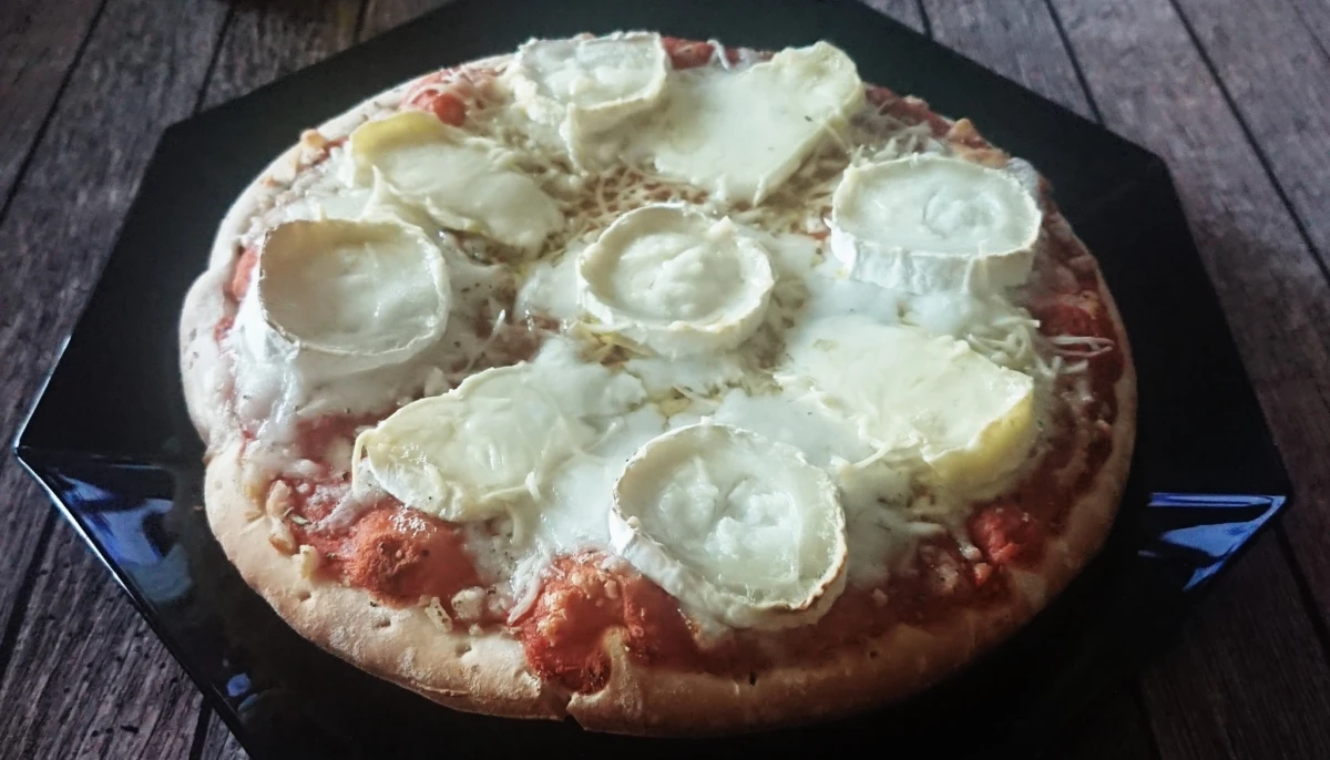 Pizza au camembert et chèvre
