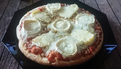 Pizza au camembert et chèvre