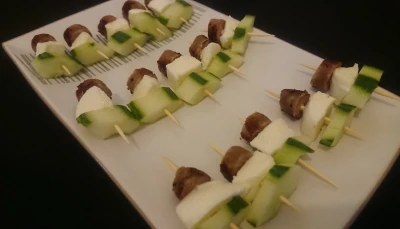 Brochettes chipolata/mozzarella/concombre