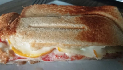 Croque mozzarella, tomate et courgette jaune