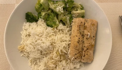 Bol de riz au saumon et brocolis