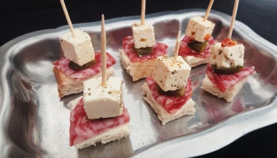 Toasts à la feta et saucisson