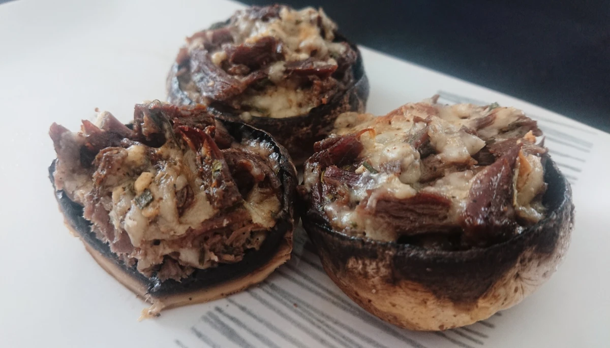 Champignons farcis à la bavette et emmental