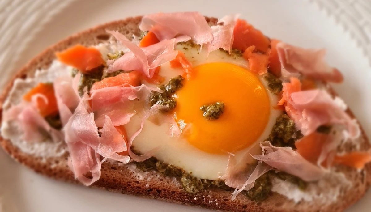 Bruschetta œufs et jambon cru