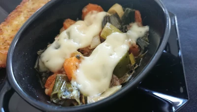 Cassolette poireau, carotte, oignon et emmental