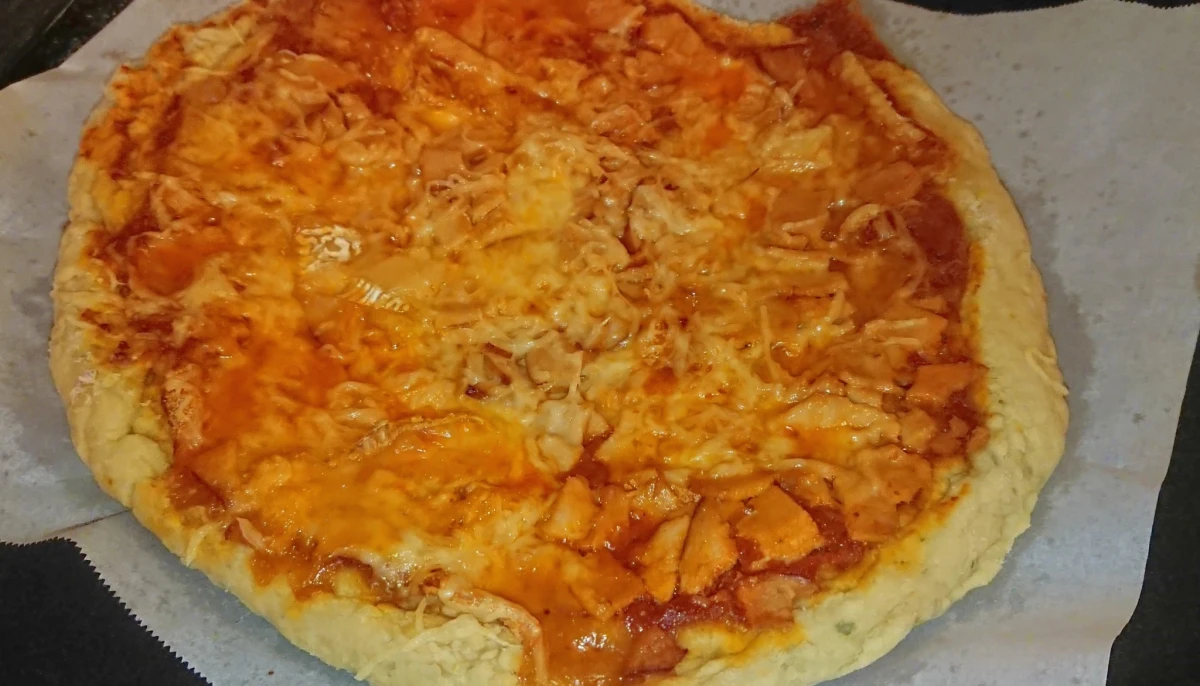 Pizza à la tomme fruitée et poulet