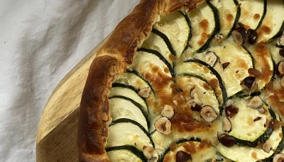 Tarte fine aux courgettes, noisettes et parmesan