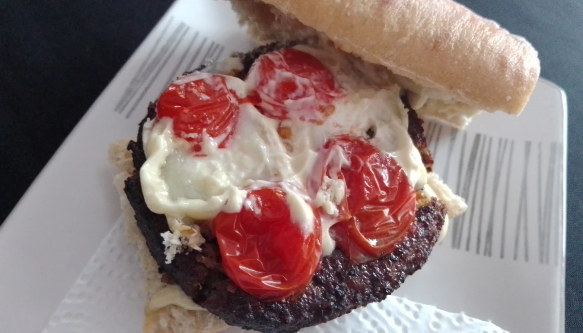 Burger vegan au chèvre et tomates cerises