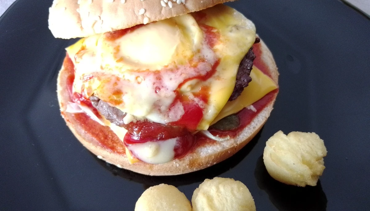 Hamburger maison au chèvre, brie et cheddar