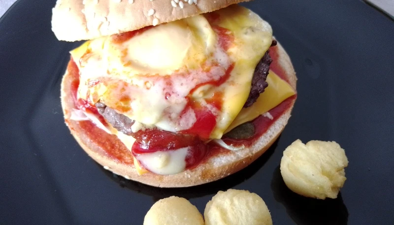 Hamburger maison au chèvre, brie et cheddar