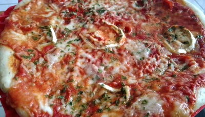 Pizza chèvre/jambon/mozza et sa pâte au basilic