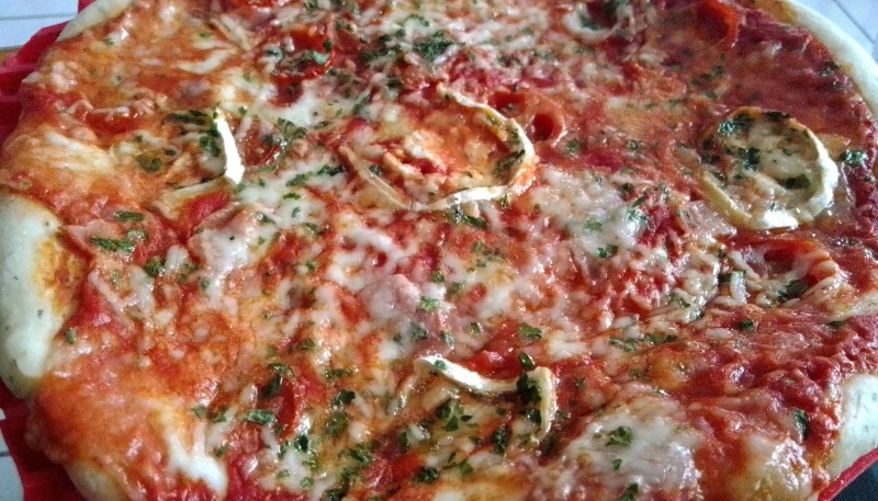 Pizza chèvre/jambon/mozza et sa pâte au basilic
