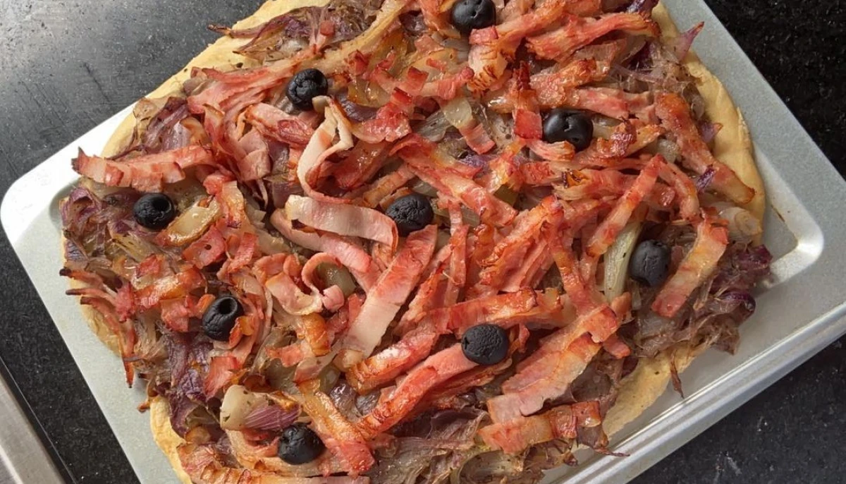 Tarte aux oignons, bacon et olives