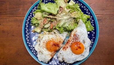 Toast oeufs au plat et salade composée