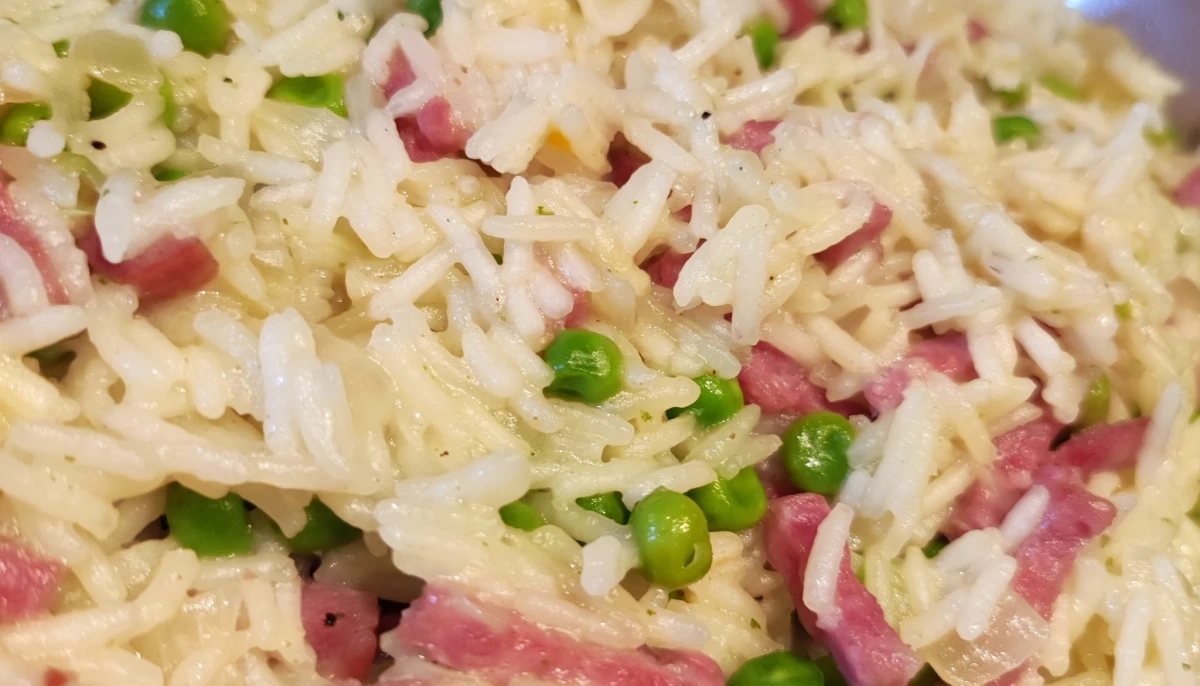 Gratin de riz aux petits pois et bacon