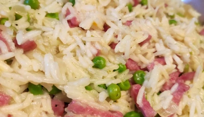 Gratin de riz aux petits pois et bacon